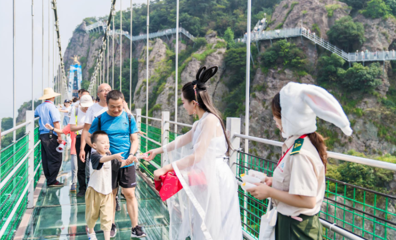中秋福利100分！馬仁奇峰門票+住宿全免?。? /></a></div>
                    </li>
                                        <li>
                        <div   id=
